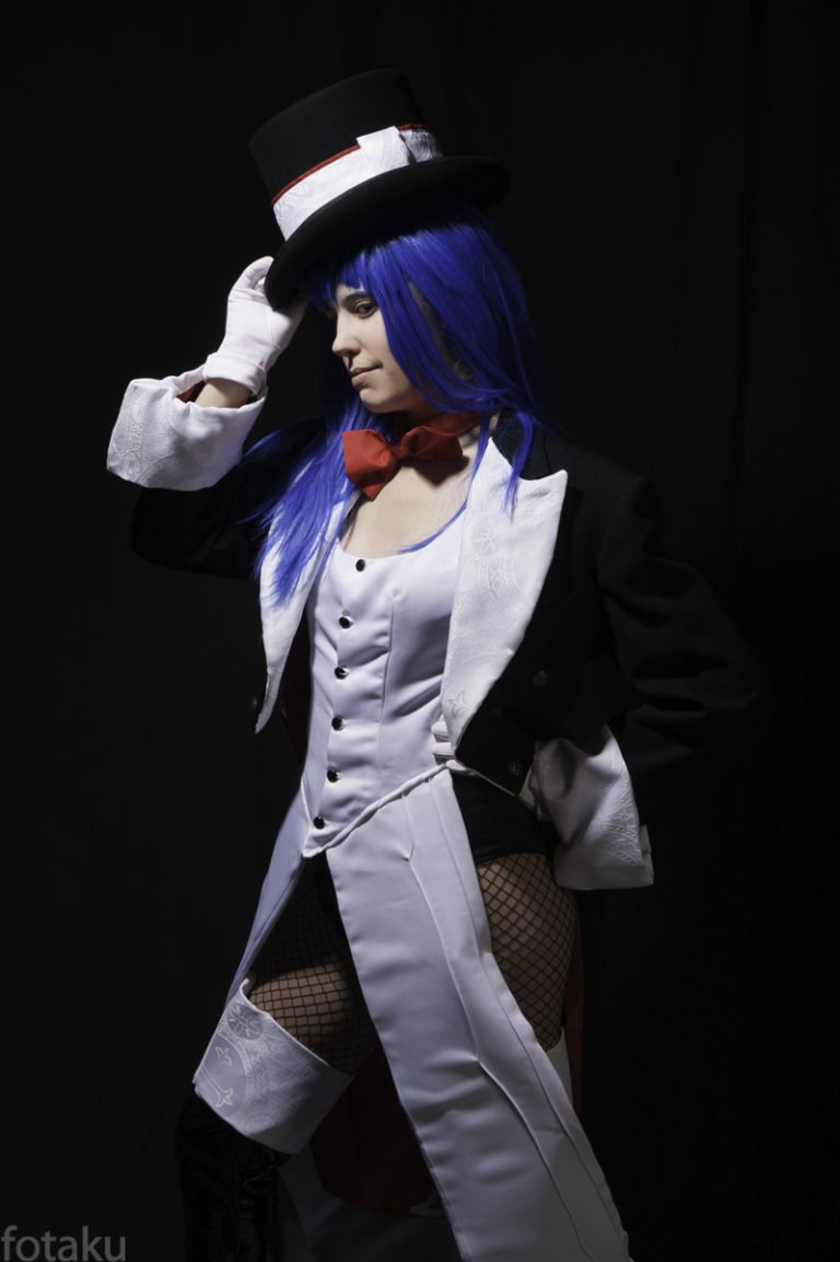 Show Us Your Moves: Margot La Rue Cosplays Zatanna from DC Ame-Comi ...