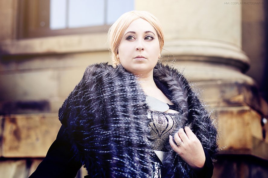 Queen-Anora-Mac-Tir-Dragon-Age-Inquisition-cosplay-2